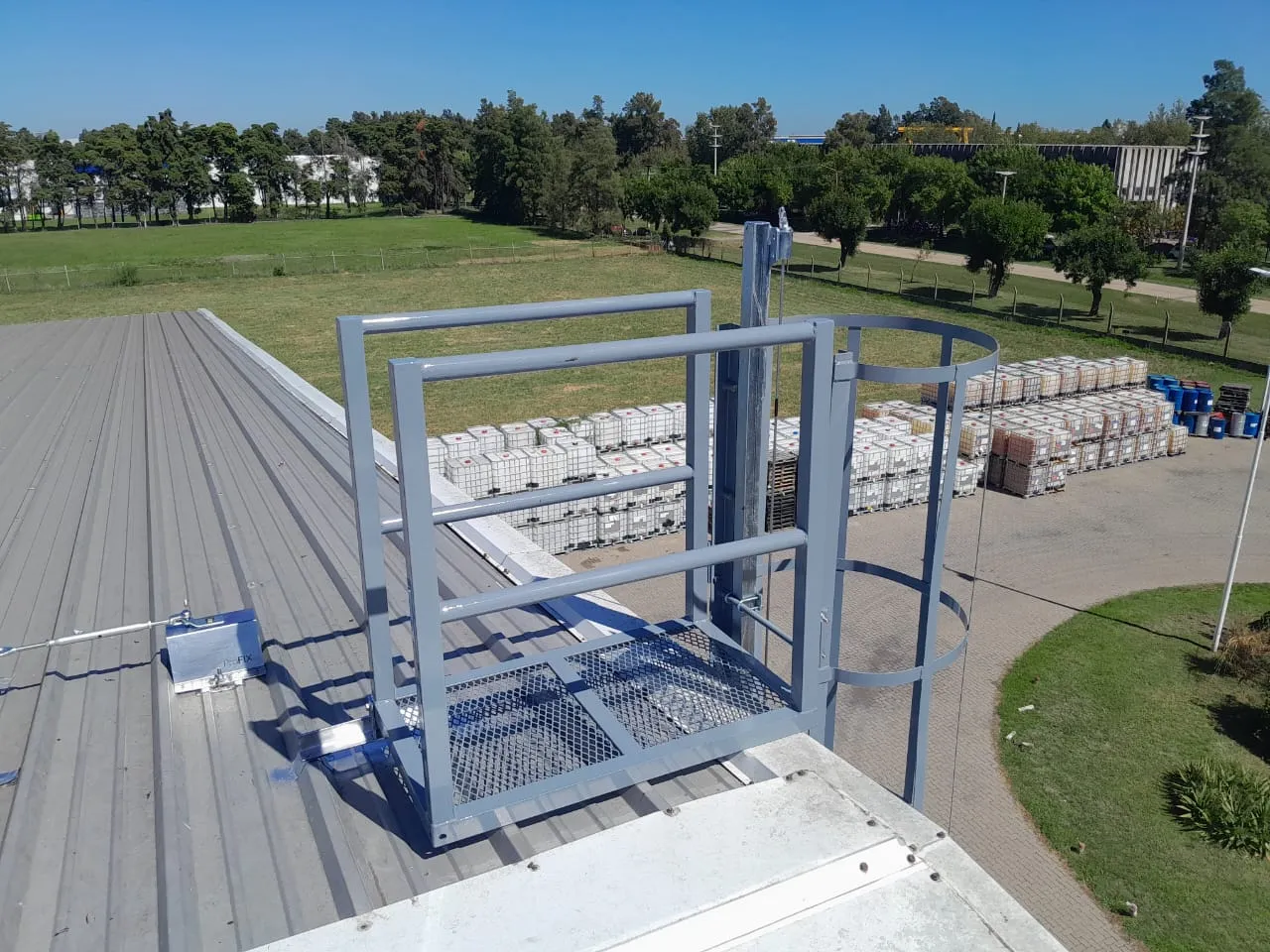 Fabricación y montaje de escalera y plataforma de acceso a línea de vida